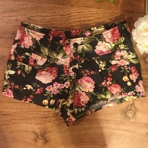✨Moving Sale✨ Floral Print Shorts. Very Stretchy